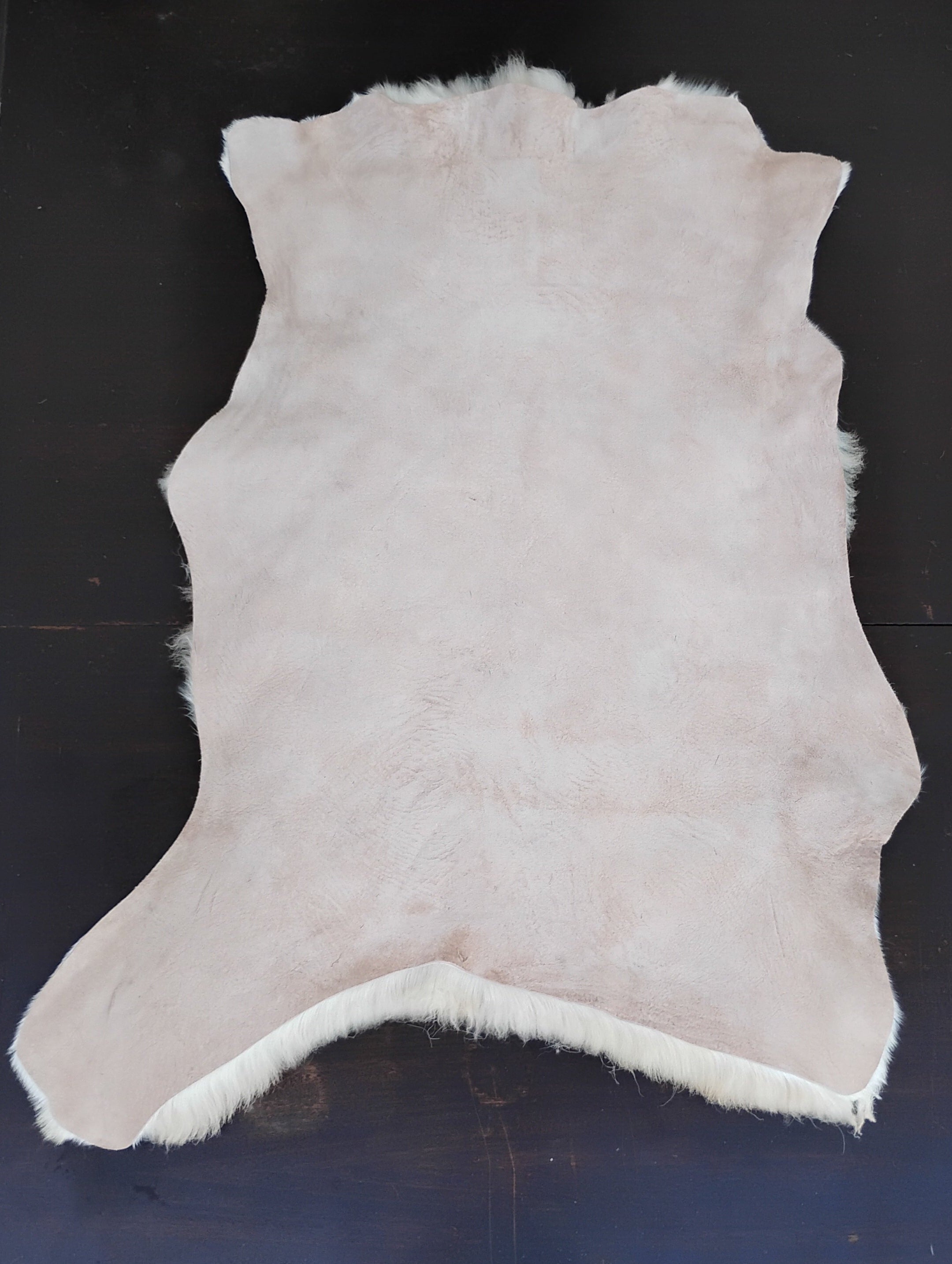 Bark tanned sheepskin 37 x 27 / silky wool and hair