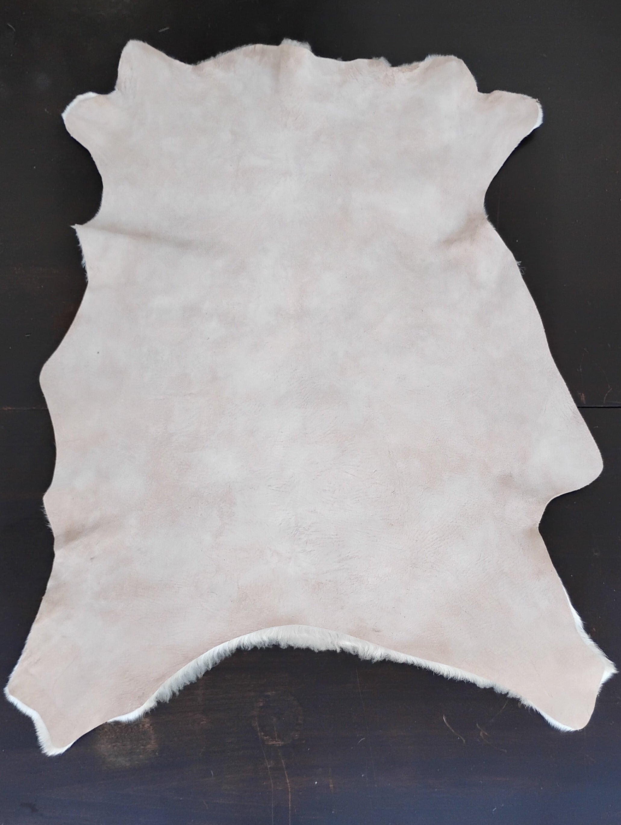 Bark tanned sheepskin 33 x 28 / 1 silky wool hair